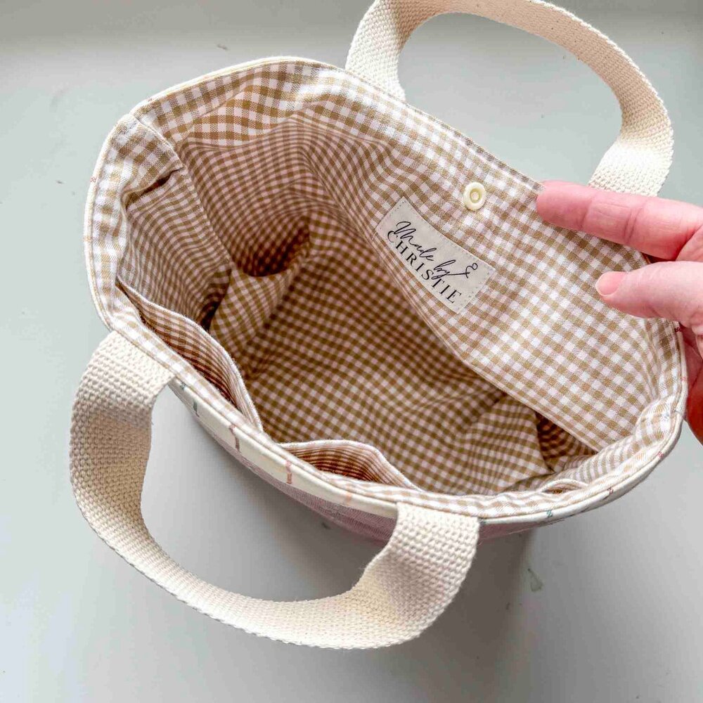 Adorable pink structured mini tote bag for needlework projects - Picture 4 of 7